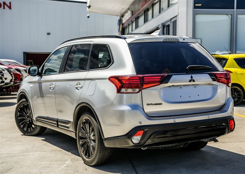 2022 Mitsubishi Outlander - Thumbnail