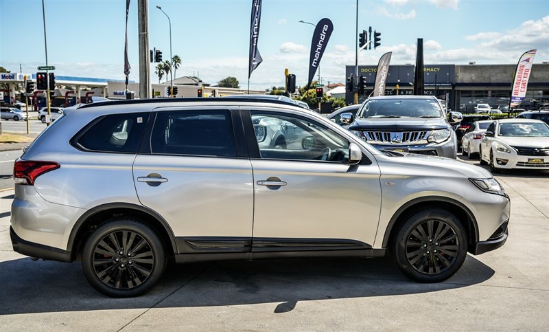 2022 Mitsubishi Outlander - Thumbnail