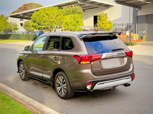 2022 Mitsubishi Outlander - Thumbnail