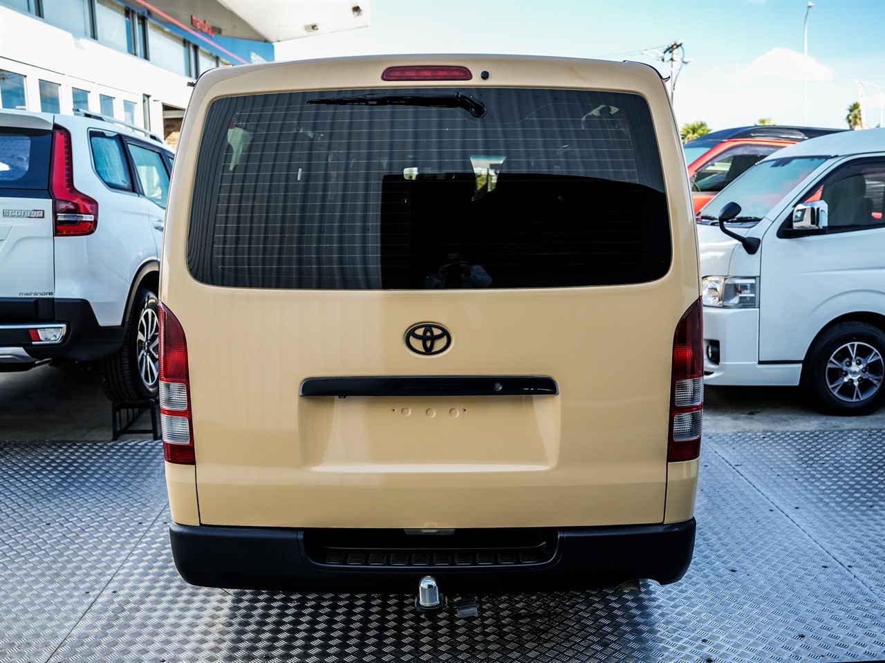 2014 Toyota Hiace (11-Seater)