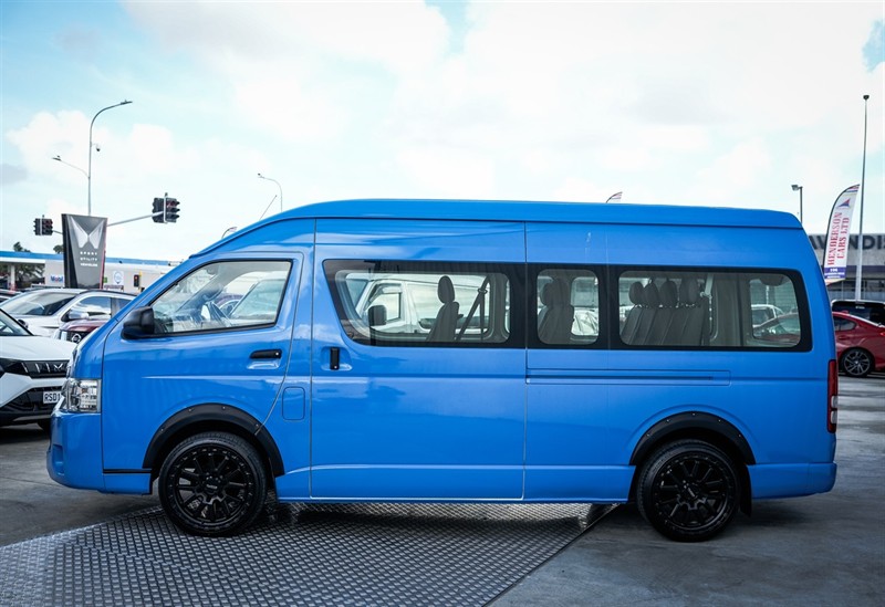 2015 Toyota Hiace - Thumbnail