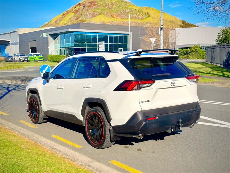 2021 Toyota RAV4 - Thumbnail