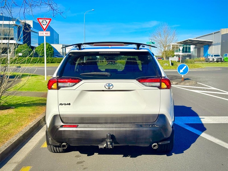 2021 Toyota RAV4 - Thumbnail