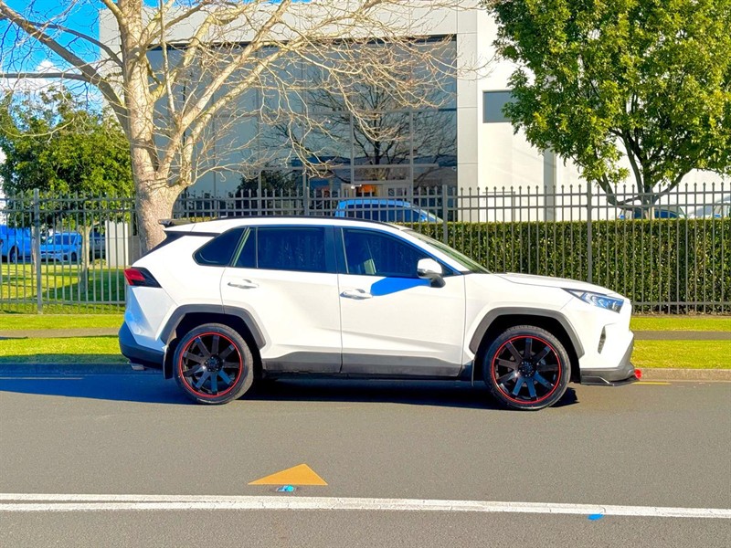 2021 Toyota RAV4 - Thumbnail